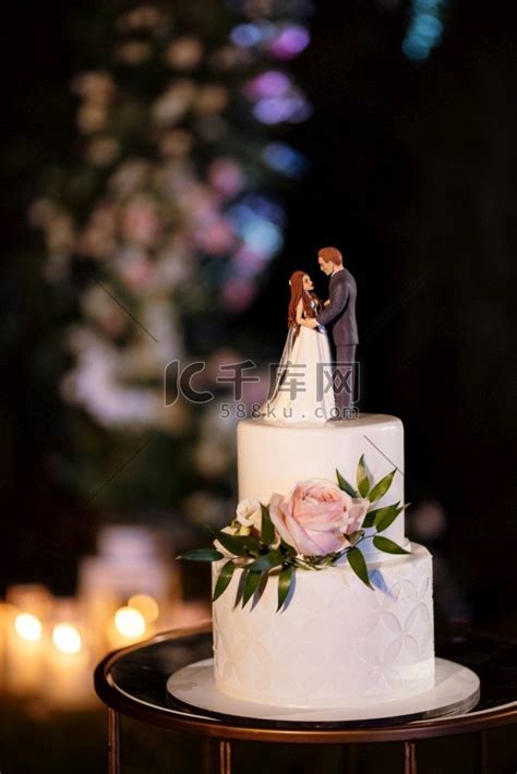 新婚夫妇婚礼上的结婚蛋糕婚礼蛋糕婚纱高清摄影大图-千库网