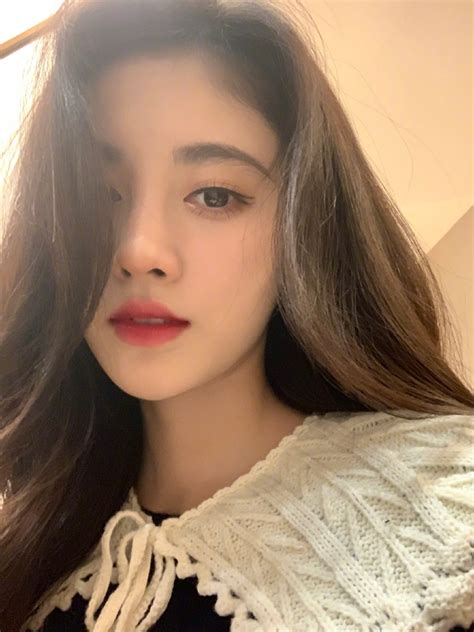 橘色妆容甜美女生头像