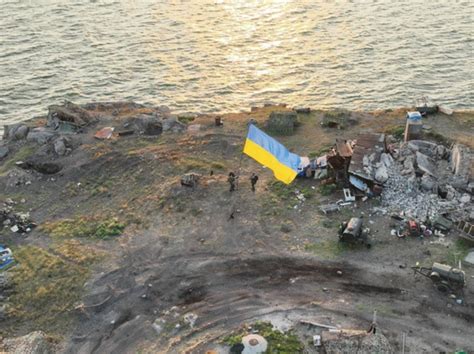 乌克兰国旗刚飘扬在蛇岛上空 没多久就遭到俄军轰炸_手机新浪网