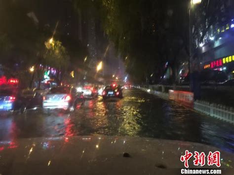 青海发布蓝色暴雨预警 西宁市区普降大雨(组图)-新闻中心-南海网