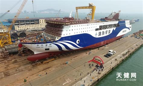 广州造全球最大豪华客滚船在南沙启航