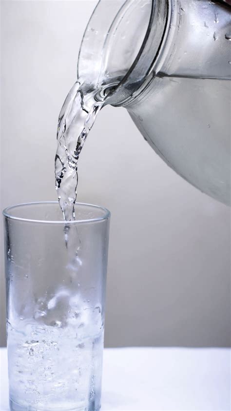 水中毒是怎么回事？每天喝多少水才合适？