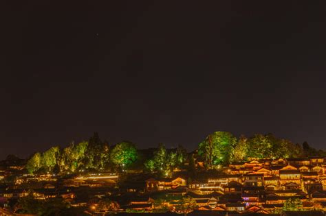 好看的丽江古城夜景，每一座古城总会带给人无限的遐想和神秘的色彩|丽江古城|夜幕|夜景_新浪新闻