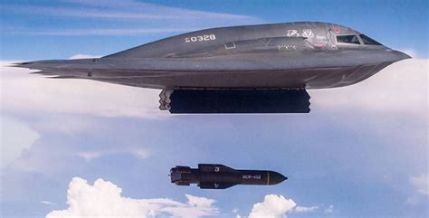 B-52“同温层堡垒”战略轰炸机_军事_太平洋科技