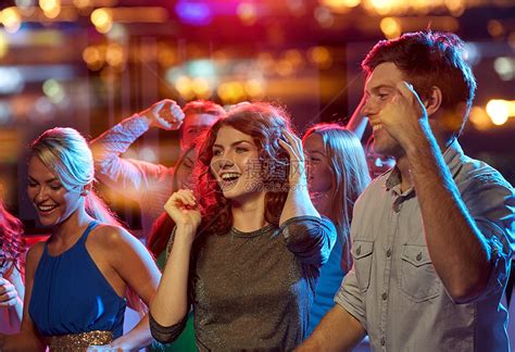 派,假期,庆祝,夜生活人的群快乐的朋友夜总会跳舞高清图片下载-正版图片300570410-摄图网