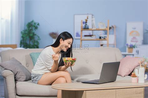女性坐在沙发上吃东西高清图片下载-正版图片501373075-摄图网