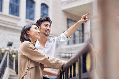 情侣夫妻旅游看风景高清图片下载-正版图片501801576-摄图网