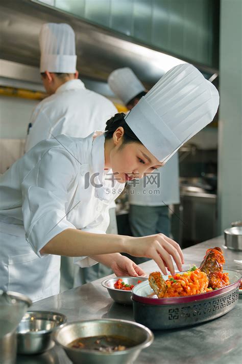 后厨内的专业厨师团队烹饪美味佳肴高清图片下载-正版图片507636406-摄图网
