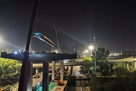 武汉市高架桥首尝装配式 白沙洲大道快速化改造工程首片钢混组合梁吊装 - 湖北日报新闻客户端