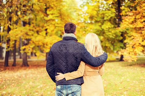 爱,关系,家庭人的夫妇拥抱秋天公园高清图片下载-正版图片300676032-摄图网