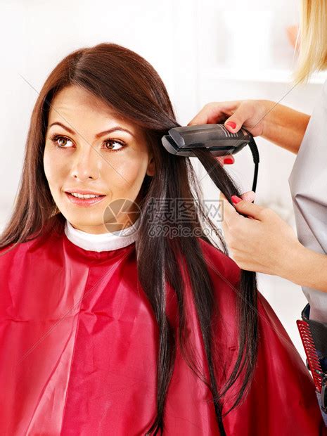 美容人的快乐的轻女人与理发师美发厅洗头美发沙龙快乐的轻女人高清图片下载-正版图片300676150-摄图网