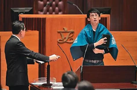 香港立法会会议厅改挂国徽，特首将为新一届立法会议员监誓