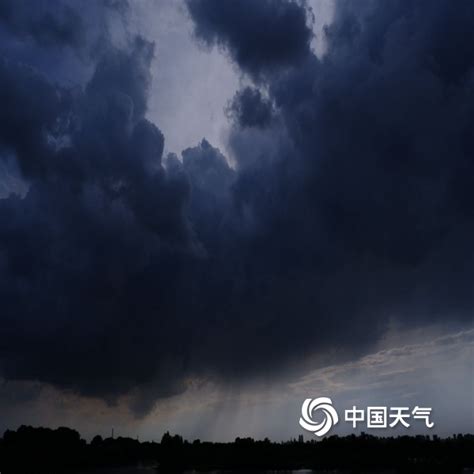 遮天蔽日！哈尔滨乌云压顶 白昼瞬间变黑夜-图片-中国天气网