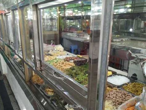 城东农贸市场熟食销售摊位设置玻璃窗 保证熟食卫生 _ 切换图 _ 切换图 _海口网