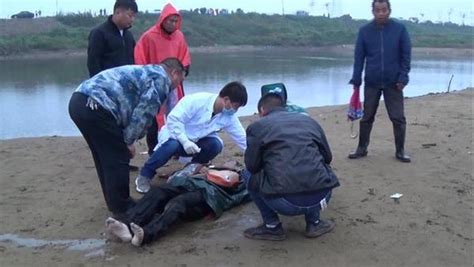 新乡两男子落水 水上救援队员紧急营救！_大豫网_腾讯网