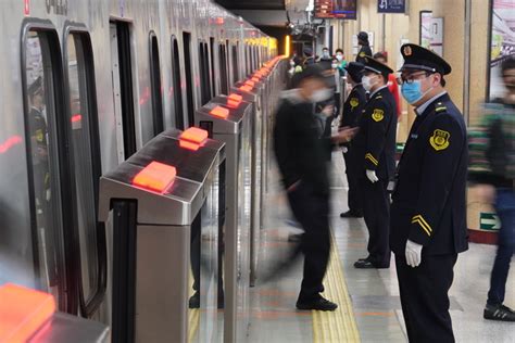 北京公交地铁“一码通乘”第一天！记者现场体验：刷码过闸机只需3秒 市民最好提前调出乘车二维码 - 法律法规网