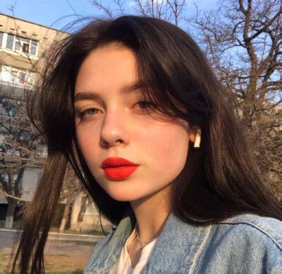 甜美欧美女生黑白头像真人