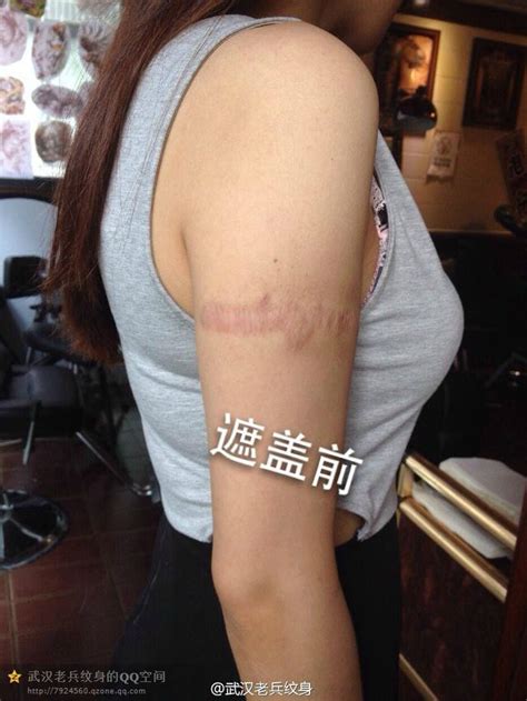 女生大手臂颜色纹身图片