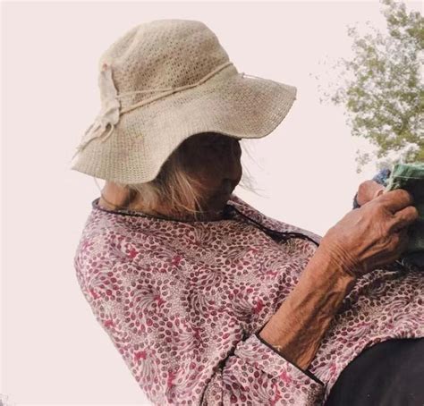 老当益壮！90岁老奶奶用擀面杖打乒乓球_凤凰网视频_凤凰网