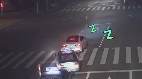 的哥开车等红灯时睡着还打呼，3个路口2个都睡着，公司：无法处罚_凤凰网视频_凤凰网