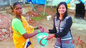 印度女记者发起“米桶挑战” 捐赠一桶米给穷人|印度|穷人_凤凰资讯