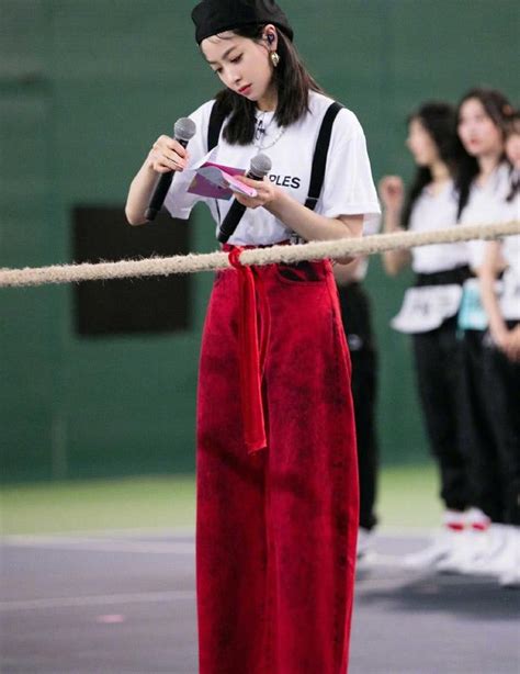 宋茜综艺节目新造型，穿红色阔腿背带裤亮相，配白T恤甜美又很酷
