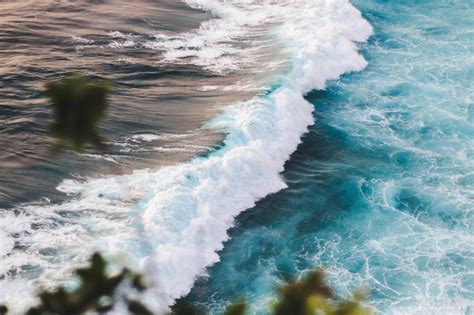近距离拍摄汹涌而来的海浪震撼唯美画面图片(4)_配图网