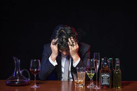 职场男士喝酒解压高清图片下载-正版图片501028629-摄图网