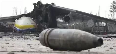 俄罗斯记者现场报道：世界最大飞机安-225运输机，遭乌军炮弹炸毁_凤凰网视频_凤凰网
