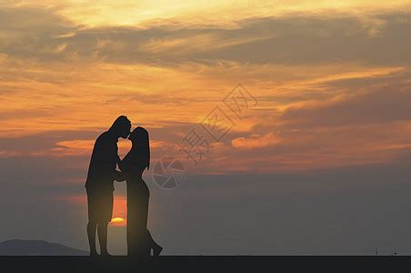夕阳下的情侣高清图片下载-正版图片500735538-摄图网