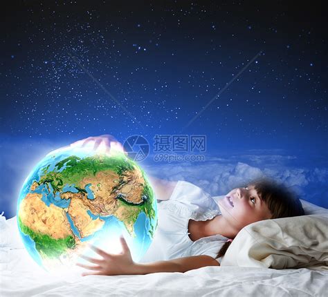 可爱的女孩躺在床上看着地球高清图片下载-正版图片300309343-摄图网