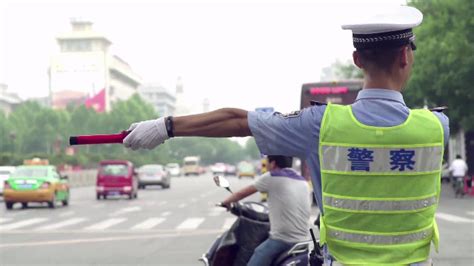 西安交警开展交通安全宣传 倡议市民摒弃七类交通违法|交警|驾驶人_凤凰资讯