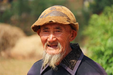 微笑的老人图片-一个留着大胡子微笑的老人素材-高清图片-摄影照片-寻图免费打包下载