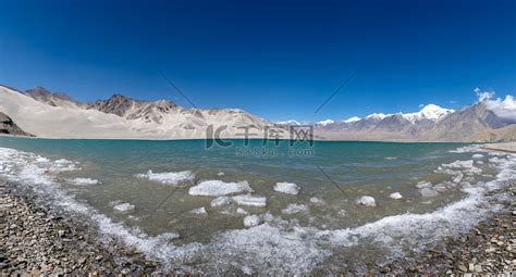 新疆克州白沙湖的水面碎冰摄影图配图高清摄影大图-千库网