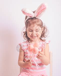 带着粉红色小鸡蛋的女孩复活节打猎粉红色装饰鸡蛋高清图片下载-正版图片300621876-摄图网