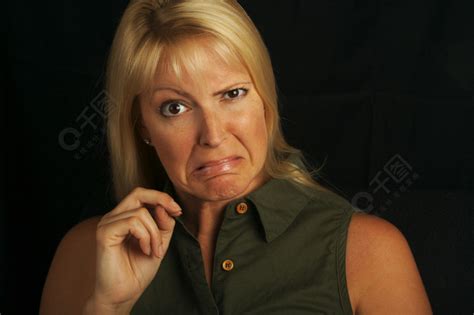 有吸引力的女人做一个搞笑的表情图片免费下载-5052525233-千图网Pro