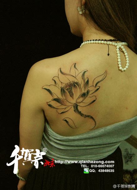 女生后肩背唯美清雅的莲花纹身图案
