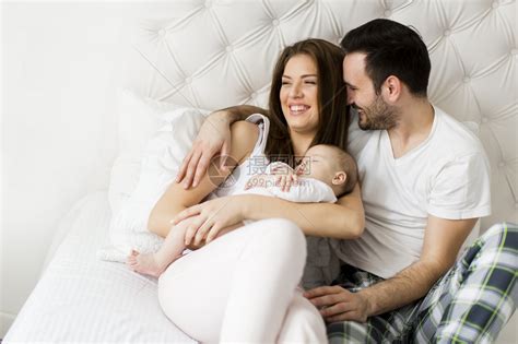 有刚出生的女婴的幸福家庭高清图片下载-正版图片502987940-摄图网