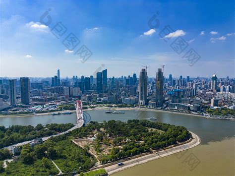 湖北武汉长江边高楼建筑航拍摄影图-包图企业站