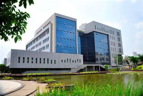 重庆工业职业技术学院是公办的吗？怎么样？学费多少？优势专业？