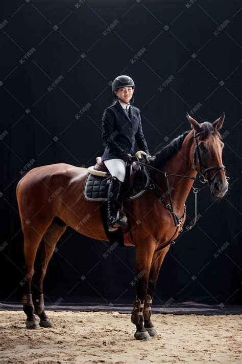 帅气的青少年骑马肖像高清图片下载-正版图片507676220-摄图网