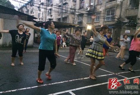 高清：广场舞大赛开赛 大妈创意舞姿引爆全场 - 青岛新闻网