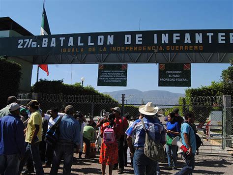 墨西哥国防部批准43名失踪学生家长进军营检查(组图)|学生|墨西哥_凤凰资讯