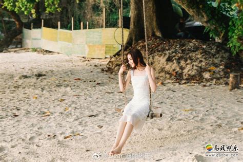 迪丽热巴微博晒出照片：简洁白裙气质清纯，在海边荡秋千画面超美-新闻资讯-高贝娱乐
