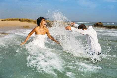 两名女游客登礁石拍照 在日照被卷入海中遇难_胶东在线旅游频道
