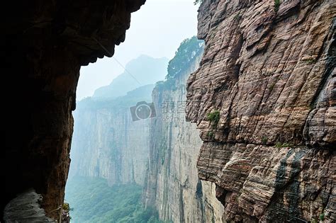 河南新乡万仙山的悬崖峭壁高清图片下载-正版图片500584053-摄图网