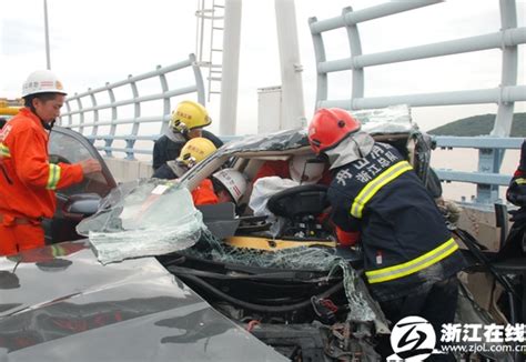 舟山跨海大桥一辆轿车撞上护栏 致4死2伤-舟山|车祸-浙江在线-浙江新闻