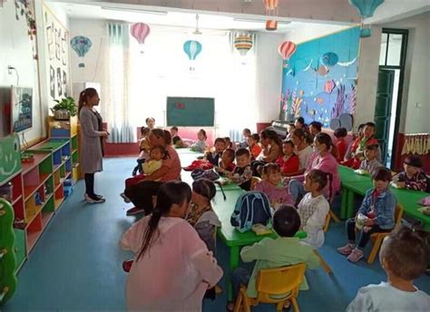 阜南柴集镇中心幼儿园和王寨分园召开家长会进行国庆前的安全教育
