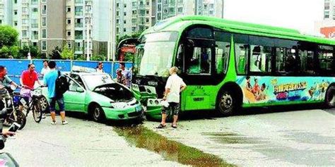 江苏一公交车与货车相撞致5死10伤 公交车队：驾驶员已被警方带走_手机新浪网