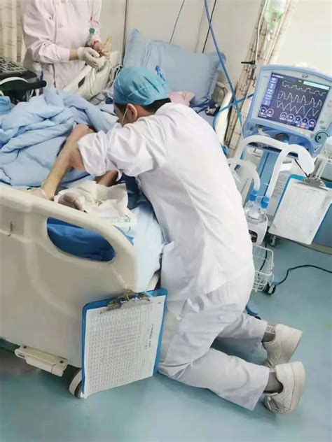 护士跪地抢救患者，有这样的医护团队真的很安心 - 新闻2023 - 济宁凤凰怡康护理院--济宁市首家高端医养结合护理机构